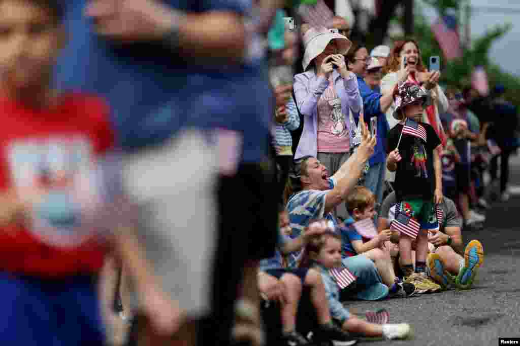 Al desfile que se realiza en Port Washington en homenaje a los soldados caídos en combate, asisten niños y adultos que portan banderas de Estados Unidos.&nbsp;