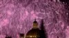 Cahaya kembang api tampak di belakang menara Pro-Katedral Anglikan St. Paul dan kubah Basilika Our Lady of Mount Carmel selama Festival Kembang Api Internasional Malta di Valletta, Malta. (Reuters)&nbsp;