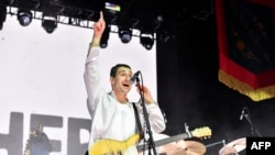 แจ็ค แอนโตนอฟฟ์ นักร้องนำวง Bleachers ขึ้นเวทีในงาน Coachella Valley Music and Arts Festival ในเมืองอินดิโอ รัฐแคลิฟอร์เนีย เมื่อวันเสาร์ที่ 14 เมษายน 2024