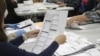 Un trabajador electoral examina una boleta en la oficina de elecciones del condado de Clackamas el jueves 19 de mayo de 2022, en Oregon City, estado de Oregón, EEUU.