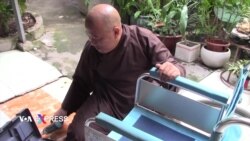 Nhà sư ‘tái chế’ xe lăn tặng người khuyết tật
