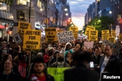 Warga New York melakukan unjuk rasa menuntut keadilan atas kematian pengemen Jordan Neely dalam aksi di Manhattan. New York 5 Mei 2023 (foto: dok).