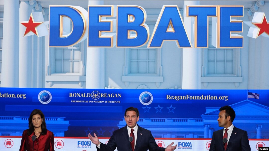 S lijeva na desno: bivša guvernerka Južne Karoline Nikki Haley, guverner Floride Ron DeSantis, biotech poduzetnik Vivek Ramaswami, tokom debate u Kaliforniji, 27. 9. 2023. / Reuters