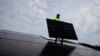 Foto Achiv: Nicholas Hartnett, pwopriyete konpayi Pure Solar Power kenbe yon panel konpayi li ap enstale sou twa yon kay nan Frankfort, Kentucky, 17 Jiye, 2023.