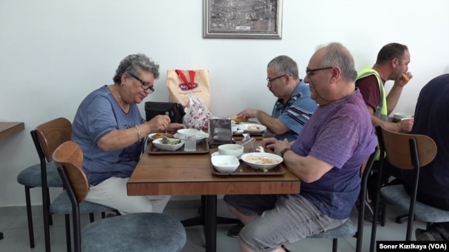 İzmir Buca’daki belediye lokantasına gelenler, en temel ihtiyaç olan karnını doyurmayı en ucuz şekilde karşılamaya çalıştıklarını söylüyor.