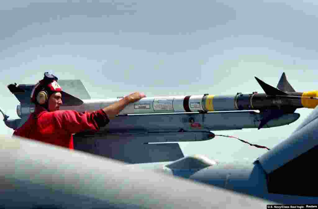 Misiles AIM-9 Sidewinder (en foto) y misiles RIM-7 Sea Sparrow para defensa aérea.&nbsp;