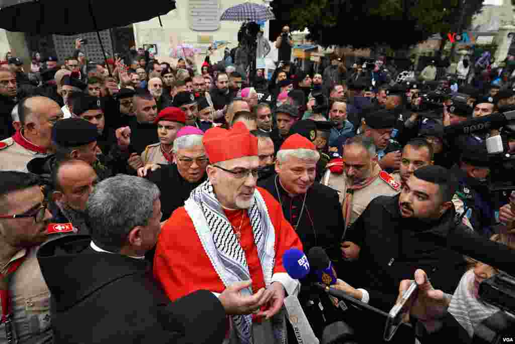 El Patriarca Latino de Jerusalén, Pierbattista Pizzaballa, conversa con la prensa al llegar a Belén, en su habitual peregrinación a la Basílica de la Natividad, lugar donde nació Jesús. &ldquo;Son unas Navidades muy tristes, no hay ambiente de fiesta, porque estamos en guerra&rdquo;, dijo el representante del Papa en Tierra Santa al legar a una Belén despojada de todo ambiente festivo o navieño, en homenaje a las víctimas de la guerra en Gaza.