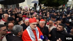 El Patriarca Latino de Jerusalén, Pierbattista Pizzaballa en su habitual peregrinación a la Basílica de la Natividad, lugar donde nació Jesús. “Son unas Navidades muy tristes, no hay ambiente de fiesta, porque estamos en guerra”, dijo el representante del Papa en Tierra Santa