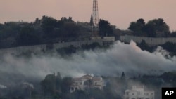 Asap tampak mengepul dari Dahaira, sebuah desa yang terletak di perbatasan antara Lebanon dan Israel, di saat serangan yang dilancarkan kelompok Hizbullah mengenai posisi militer Israel, pada 16 Oktober 2023. (Foto: AP/Hussein Malla)