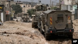 Izraelska vojna vozila i mehanizacija snimljeni tokom racije u izbegličkom kampu Dženin na Zapadnoj obali, 21. maja 2024.