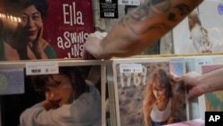 Un empleado de Plaid Room Records, almacena un estante con la versión regrabada del álbum 1989 de Taylor Swift, el viernes 27 de octubre de 2023, en Loveland, Ohio.