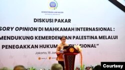 Menlu RI Retno Marsudi mengajak puluhan pakar untuk memberi masukan bagi pernyataan Indonesia di Mahkamah Internasional terkait Kemerdekaan Palestina, di Jakarta, 16 Januari 2024. (Foto: Kemlu RI)