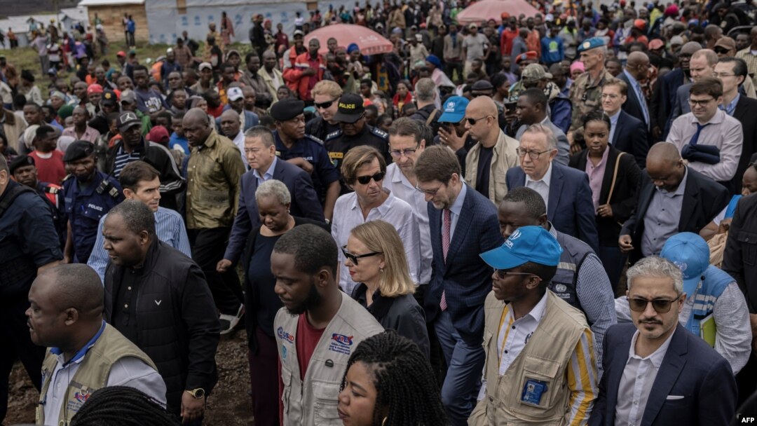 Abagiraneza hamwe n'intumwa z'akanama ka ONU kajejwe amahoro n'umutekano bagendera abateshejwe izabo mw'ikambi y'i Bushangara, mu buraruko bwa Goma, kw'itariki ya 12/03/2023