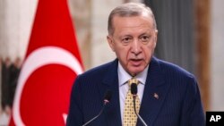 រូបឯកសារ៖ ប្រធានាធិបតី​តួកគី លោក Recep Tayyip Erdogan ថ្លែងនៅក្នុង​សន្និសីទសារព័ត៌មានមួយ នៅទីក្រុង Baghdad ប្រទេសអ៊ីរ៉ាក់ កាលពីថ្ងៃទី ២២ ខែមេសា ឆ្នាំ ២០២៤។
