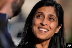 Usha Vance, JD Vance, berbicara dengan wartawan di luar lokasi pemungutan suara di Cincinnati, Selasa, 8 November 2022. (Jeff Dean/AP)