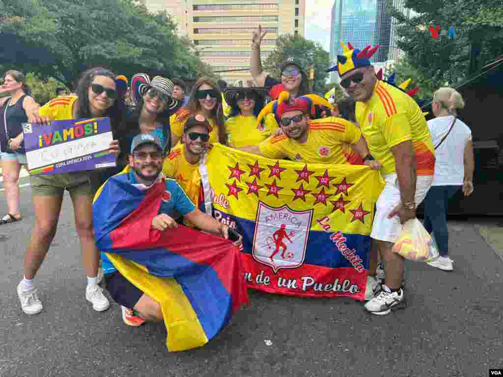 Aficionados colombianos posan.