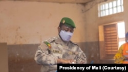 
Líder da Junta Militar que governa o Mali, coronel Assimi Goita, vota no referendo da nova Constituição, Mali, 18 Junho 2023