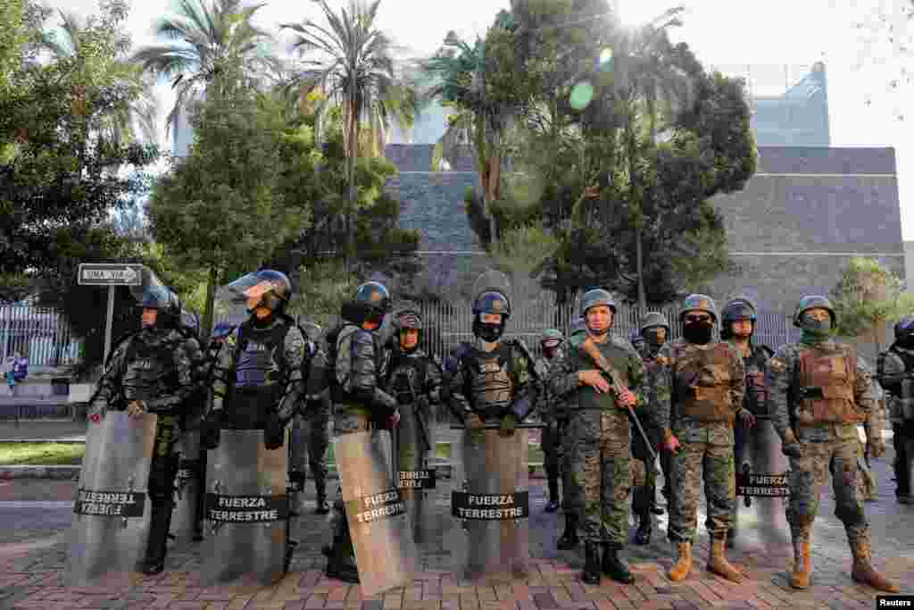 Integrantes de la fuerza pública hacen guardia frente a la Asamblea Nacional de Ecuador luego de que el presidente Guillermo Laso la disolviera por decreto.