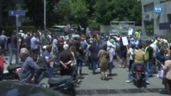 Bankalardan paralarını çekemeyen Lübnanlılar öfkeli 