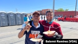 Una vida en comunidad: migrantes venezolanos que duermen en las calles de El Paso muestran un plato de comida donado por organizaciones.