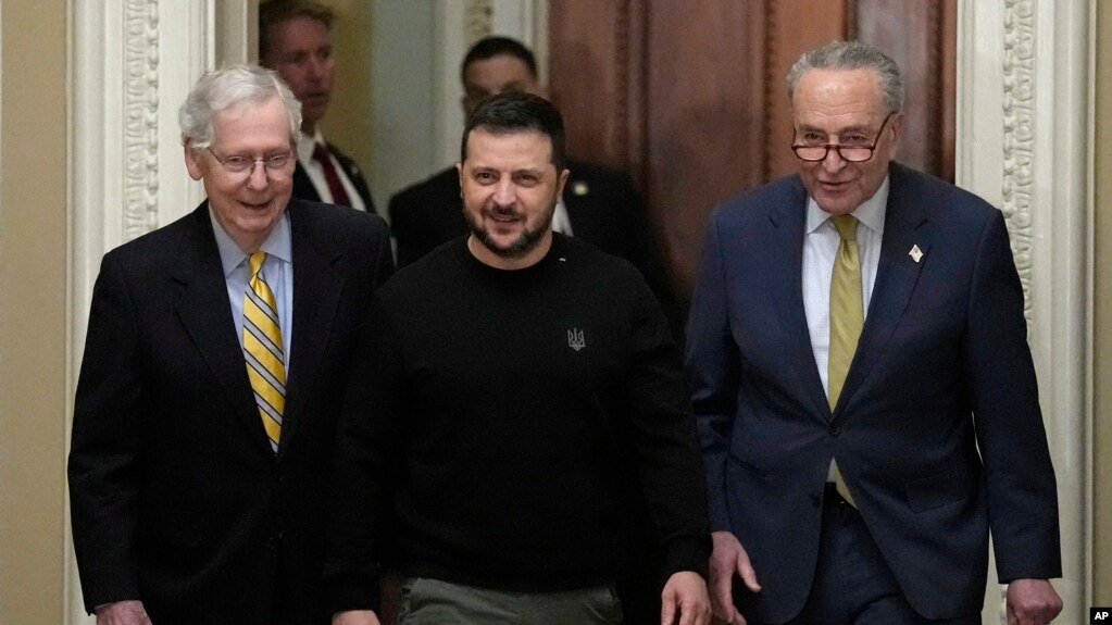 Presidenti ukrainas Volodymyr Zelenskyy së bashku me udhëheqësin e pakicës në Senat, republikanin Mitch McConnell dhe udhëheqësin e shumicës në Senat, demokratin Chuck Schumer në Kongres më 12 dhjetor 2023 