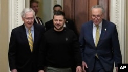 Presidenti ukrainas Volodymyr Zelenskyy së bashku me udhëheqësin e pakicës në Senat, republikanin Mitch McConnell dhe udhëheqësin e shumicës në Senat, demokratin Chuck Schumer në Kongres më 12 dhjetor 2023 