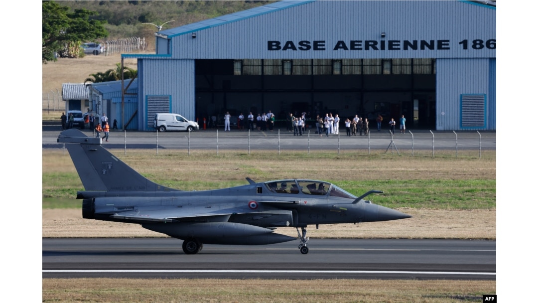 Pesawat tempur Angkatan Udara Prancis Dassault Rafale dari operasi luar negeri "Pegase" bersiap lepas landas di Noumea pada 24 Juli 2023, menjelang kedatangan Presiden Prancis Emmanuel Macron dalam kunjungannya ke Kaledonia Baru. (Ludovic MARIN/AFP)