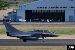 Pesawat tempur Angkatan Udara Prancis Dassault Rafale dari operasi luar negeri "Pegase" bersiap lepas landas di Noumea pada 24 Juli 2023, menjelang kedatangan Presiden Prancis Emmanuel Macron dalam kunjungannya ke Kaledonia Baru. (Ludovic MARIN/AFP)