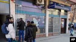 Građani stoje u redu ispred bankomata Poštanske štedionice u Mitrovici, 1. februara 2024. (Foto: AP/Bojan Slavkovic)