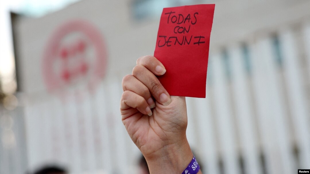Tokom vikenda, ispred sedišta Fudbalskog saveza Španije, ali i širom zemlje održani su protesti u znak podrške fudbalerki Dženi Hermoso (Foto: Reuters/Isabel Infantes)