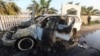 美国援助组织“世界中央厨房”使用的一辆汽车在加沙地带中部代尔巴拉赫遭到以色列袭击被摧毁。（2024年4月2日）