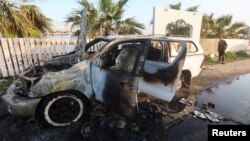 美国援助组织“世界中央厨房”使用的一辆汽车在加沙地带中部代尔巴拉赫遭到以色列袭击被摧毁。（2024年4月2日）