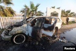 Osoba gleda u vozilo u kojem su zaposleni iz Svjetske centralne kuhinje (WCK) ubijeni u izraelskom zračnom napadu na Deir Al-Balah, Pojas Gaze, 2. aprila 2024. godine.