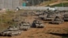  اسرائیل کے قریب غزہ جانے والے راستے پر اسرائیلی ٹینک حرکت کر رہے ہیں، فوٹو رائٹرزز، 10 اپریل 2024 