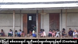ကရင်နီပြည်မှာ စစ်ကြောင့် နေရပ်စွန့်ခွာတိမ်းရှောင်နေရသူများ (ဓာတ်ပုံ - ကရင်နီပြည် စစ်ဘေးရှောင် ကူညီစောင့်ရှောက်ရေးကွန်ရက်)