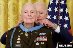 2021년 5월21일 백악관 이스트룸에서 조 바이든 미국 대통령으로부터 명예훈장을 수여받는 랠프 퍼켓 주니어 미 육군 대령.