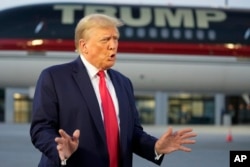Bivši predsjednik Amerike Donald Trump na aerodromu u Atlanti u augustu ove godine. (Foto: AP Photo/Alex Brandon)