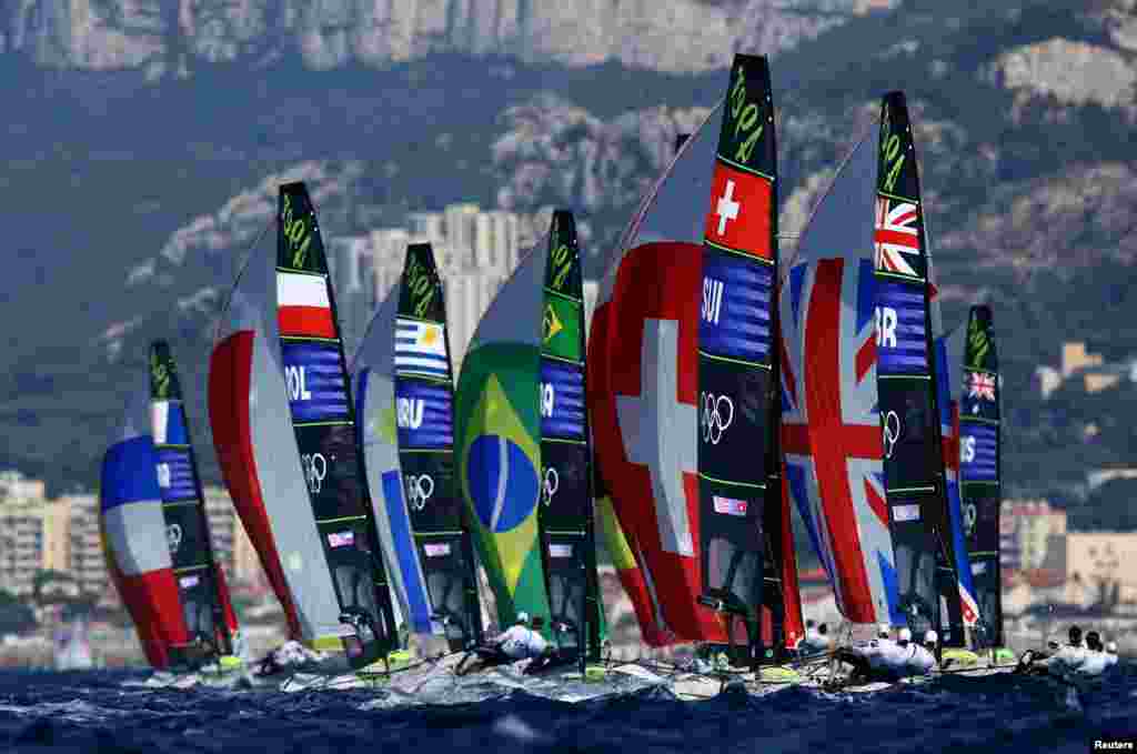 Para kru berkompetisi dalam perahu layar skiff pria bahkan selama kompetisi berlayar Olimpiade Paris 2024 di Marseille Marina, di kota Marseille, Prancis. (Reuters)&nbsp;