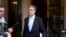 Michael Cohen berjalan meninggalkan apartemennya menuju Pengadilan Pidana Manhattan di Kota New York, pada 14 Mei 2024. (Foto: AP/Seth Wenig)