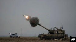 Una unidad móvil de artillería israelí dispara un proyectil desde el sur de Israel hacia la Franja de Gaza, en una posición cerca de la frontera entre Israel y Gaza, el 14 de diciembre de 2023. 