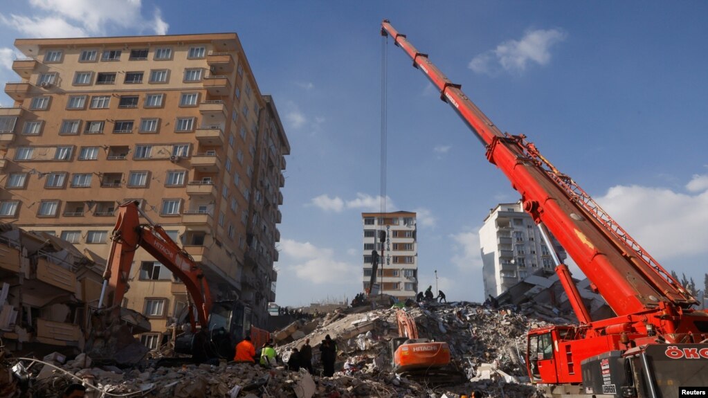 土耳其地震后吊车开始清理建筑物废墟。（2023年2月11日）(photo:VOA)