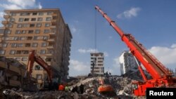 土耳其地震后吊车开始清理建筑物废墟。（2023年2月11日）