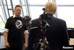 Presiden AS Donald Trump dan Elon Musk di Cape Canaveral, Florida, AS, 30 Mei 2020. (Foto: Reuters)