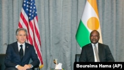Kalaka ya Ekolo ya Etats-Unis Anthony Blinken (G) na Niger