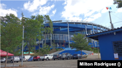 Trabajadores colocan publicidad previo al encuentro amistoso entre el Inter de Miami y la selección salvadoreña.