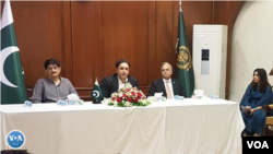 پاکستان کے وزیرِ خارجہ بلاول بھٹو زرداری بھارت سے واپسی پر کراچی میں پریس کانفرنس سے خطاب کررہے ہیں۔ 5 مئی 2023