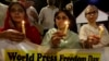 ورلڈ پریس فریڈم ڈے کے موقع پر کراچی میں پاکستانی صحافی موم بتیاں روشن کر رہی ہیں۔ 3 مئی 2019
