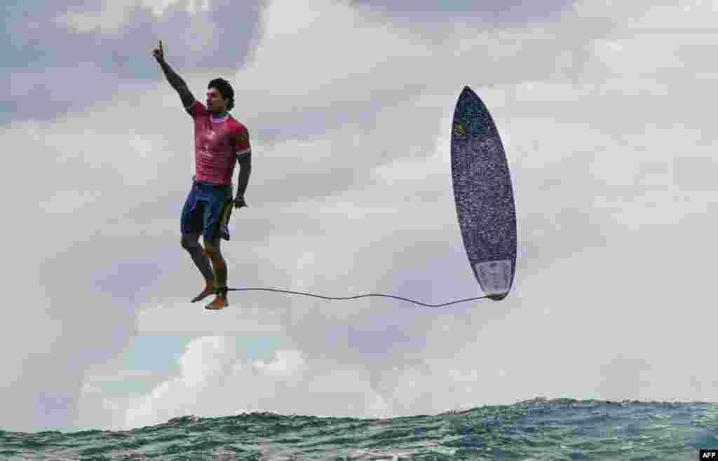 Brazil&#39;s Gabriel Medina reacts after getting a large wave in the 5th heat of the men&#39;s surfing round 3, during the Paris 2024 Olympic Games, in Teahupo&#39;o, on the French Polynesian Island of Tahiti, July 29, 2024.