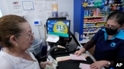 美国佛罗里达州迈阿密小哈瓦那社区的一名妇女正在一处彩票售票处购买彩票。（2023年8月7日）