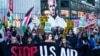 Demonstran pro-Palestina melakukan protes di sekitar Columbus Circle dalam aksi protes 'Shut it Down for Palestine' di kota New York (foto: dok). 